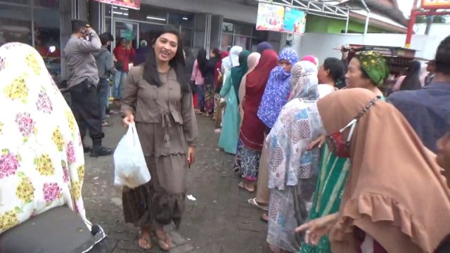 Suasana antrian Panjang warga yang ingin membeli Promo Minyak Goreng Murah di salah satu Minimarket di Kecamatan Galesong, Kabupaten Takalar, Rabu (19/01/2022).