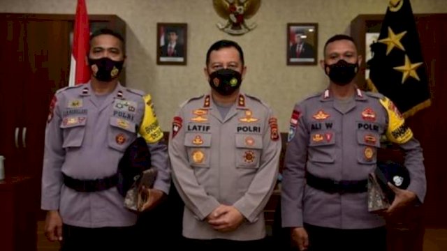 Bripka Ali dan Aipda Johny Maang, saat menerima penghargaan dari Kapolda Maluku Irjen Pol Lotharia Latif di Ambon, Rabu (19/01/2022).