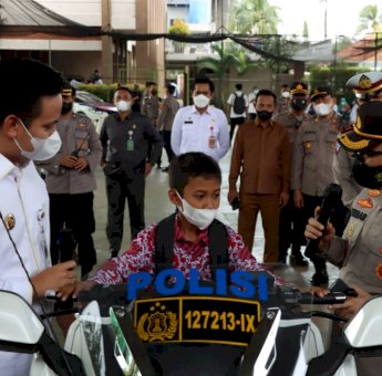 Cara Kapolres Kendal Iming-imingi Anak Naik Moge Bila Mau Vaksin Dosis Dua