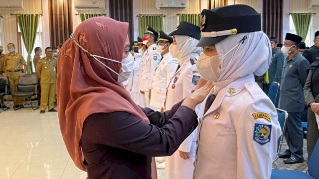 Bupati Luwu Utara, Indah Putri Indriani saat melantik Sulasmi Amir sebagai Lurah Marobo, Selasa (18/01/2022).