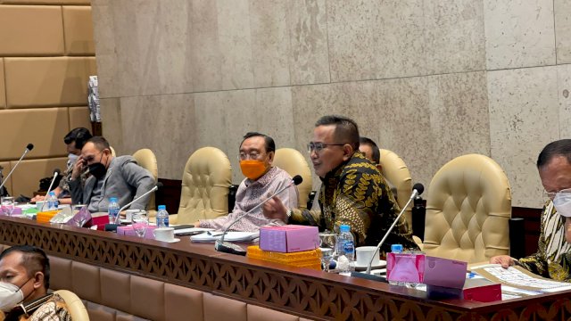 Anggota Komisi V DPR RI Muhammad Fauzi (kedua dari kanan) saat menikuti rapat kerja Komisi V DPR RI bersama Kementerian Desa, Pembangunan Daerah Tertinggal, dan Transmigrasi. Selasa (18/01/2022)