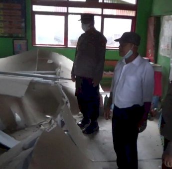 Diduga Kesalahan Konstruksi, Plafon Ruang Kelas SD Negeri di Takalar Runtuh dan Nyaris Timpa Siswa