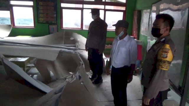 Kepala Sekolah SDN No.146 Inpres Bontokanang Hamzah (baju putih), bersama Kapolsek Galesong Iptu Basir, meninjau Ruangan Kelas yang Plafonnya runtuh.