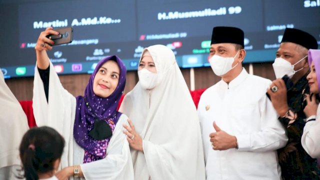 Bupati Wajo Amran Mahmud, berswafoto dengan salah satu Pengurus Pondok Tahfidz di Kabupaten Wajo.