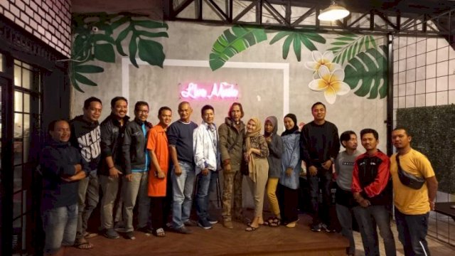 Foto bersama panitia pelaksana Festival Bumi Panrita Lopi kabupaten Bulukumba di warkop Mattoanging, Kamis (20/1/2022).