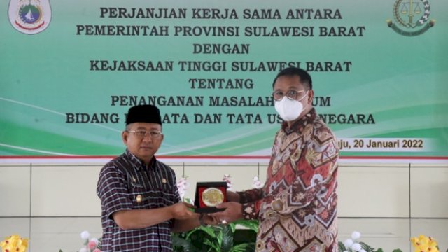 Gubernur Sulbar Baal Masdar, bersama Kepala Kejaksaan Tinggi Sulbar Didik Istiyanta, saat melakukan Pwnandatanganan MoU, Kamis (20/01/2022).