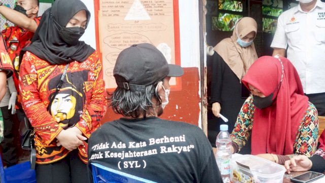 Lurah Lembang Parang Ratih Rauf, saat memantau pelaksanaan vaksinasi di SDN Bontopajja, Kelurahan Lembang Parang, Kecamatan Barombong, Kamis (20/01/2022). (Istimewa)