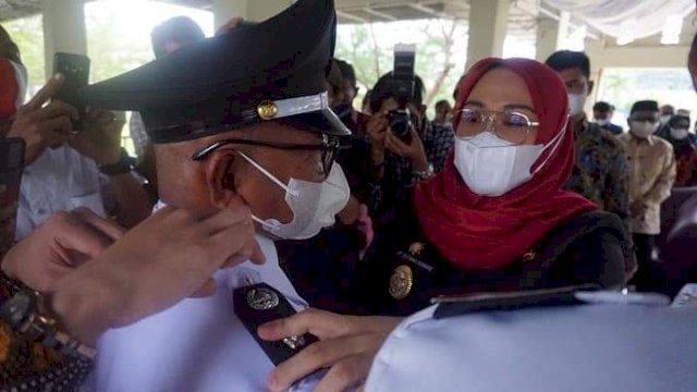 Bupati Mamuju Sitti Sutinah Suhardi, memasangkan tanda Pangkat kepada salah satu Kepala Desa yang Dilantik, Kamis (20/01/2022).