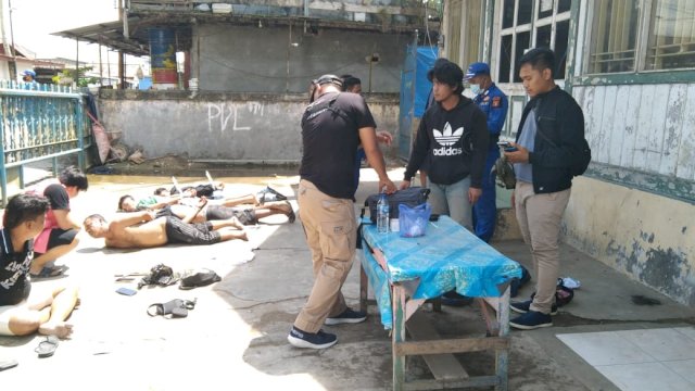 Petugas Polairud Polda Kaltim saat melakukan penggerebekan di kampung Narkoba di Samarinda, Kamis (20/01/2022).