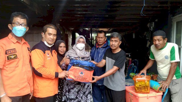 Petugas BPBD Sulsel menyalurkan bantuan untuk Korban Angin Kencang di Jalan Daeng Tantu 1, Lorong 4, Kelurahan Rappokalling, Kecamatan Tallo, Kota Makassar, Jumat (21/01/2022).