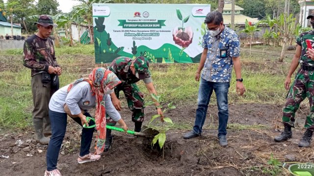 Dandim 1402/Polman Letkol Czi Masni Etha Yanurianedhi, M.Tr.(Han), Memimpin Aksi Tanam Pohon di Lingkungan Makodim.