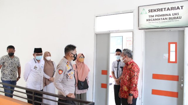 Bupati Luwu Timur, Budiman, saat melakukan Inapeksi Mebdadak (Sidak) di Kantor Camat Burau, Jumat (21/01/2022).