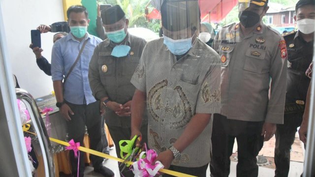 Bupati Soppeng Andi Kaswadi Razak, menggunting Pita Peresmian UPTD Puskesmas Goarie Kecamatan Marioriwawo, Jumat (21/01/2021).