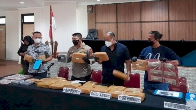 Satuan Reserse Narkoba Polres Tangsel Press Release Penanganan Ganja, Jumat (21/1/2022).