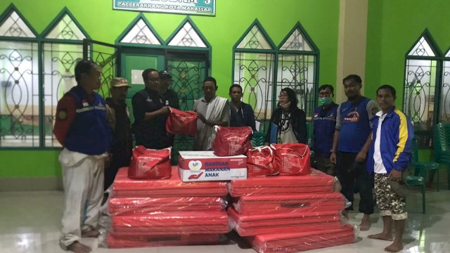 Petugas BPBD dan Dinas Sosial Sulsel saat menyalurkan bantuan kepada Korban Bencana Banjir di Kompleks Perumahan BTN Kodam 3 Kota Makassar, Jumat (21/01/2022) dini hari.