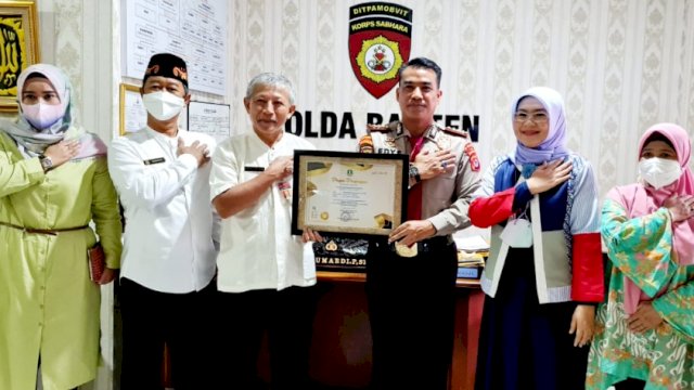 Kepala Dinas Pariwisata Provinsi Banten Agus Setiawan, menyerahkan piagam penghargaan kepada Dirpamobvit Polda Banten Kombes Pol Edy Sumardi, Jumat (21/01/2022).