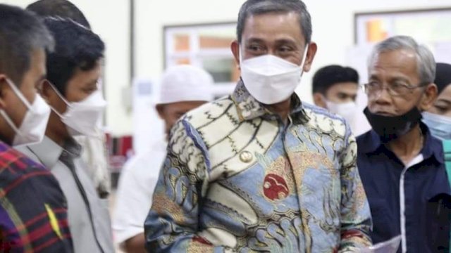 Bupati Wajo Amran Mahmud, saat menyambangi salah satu Stand Kuliner di Sengkang, Jumat (21/01/2022).