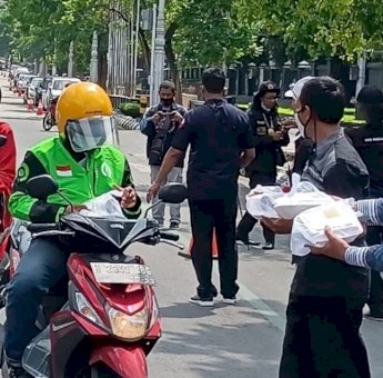 Jumat Berkah, Wartawan di Semarang Bagikan 300 Dus Nasi Kotak ke Pengguna Jalan