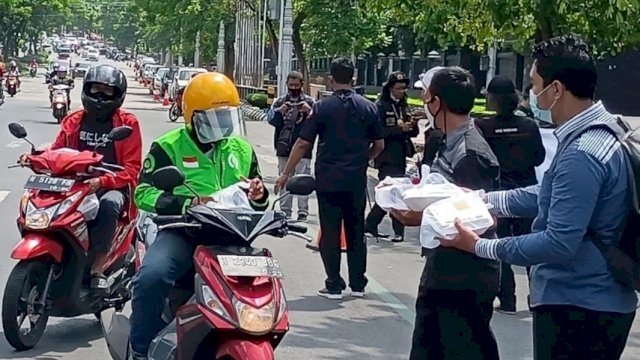 Para Jurnalis di Kota Semarang yang tergabung dalam JJI membagikan Nasi Dus kepada Pengguna Jalan di depan Kantor Gubenur Jawa Tengah, Jumat (21/01/2022).