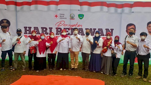 Ketua PMI Kabupaten Jeneponto Islam Iskandar, bersama para Relawan PMI Jeneponto saat menghadiri Volunter Camp di Pucak Maros, Jum'at (21/01/2022).