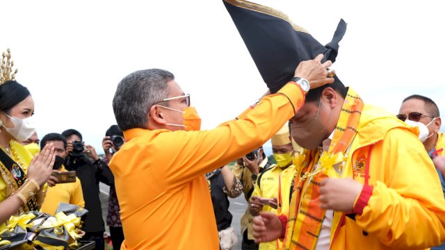 Ketua DPD I Golkar Sulsel, Taufan Pawe (kiri) saat menyambut kedatangan Ketua Umum DPP Partai Golkar, Airlangga Hartarto di Makassar belum lama ini.
