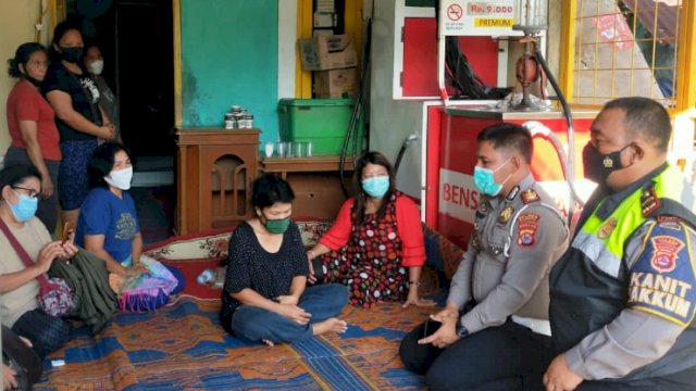 Kasat Lantas Polres Cilegon dan personel Lantas mengunjungi keluarga korban kecelakaan yang terjadi di Balikpapan, Jumat (21/1/2022).