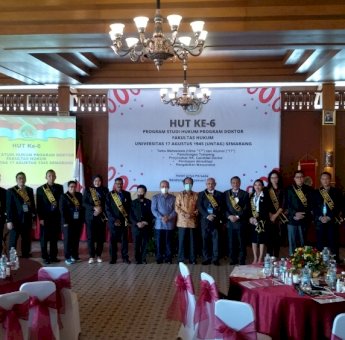 Rayakan HUT ke- 6 Tiga Prodi, Rektor UNTAG Serahkan 25 SK Kandidat Doktor