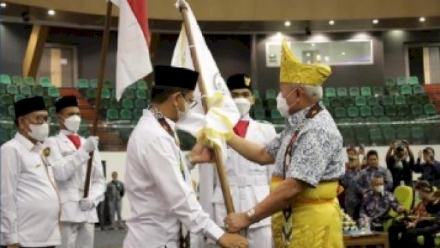 Gubernur Kalimantan Timur Isran Noor, mengukuhkan Badan Pengurus Provinsi Kerukunan Bubuhan Banjar Kalimantan Timur (KBB-KT) Periode 2022-2027 di Plenary Hall Gor Madya Sempaja, Sabtu (22/01/2022).