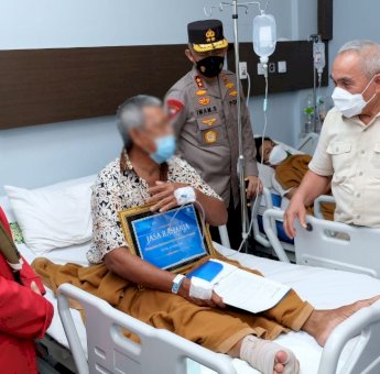 Gubernur dan Kapolda Kaltim Kunjungi Korban Kecelakaan Beruntun, Jasa Raharja Berikan Santunan