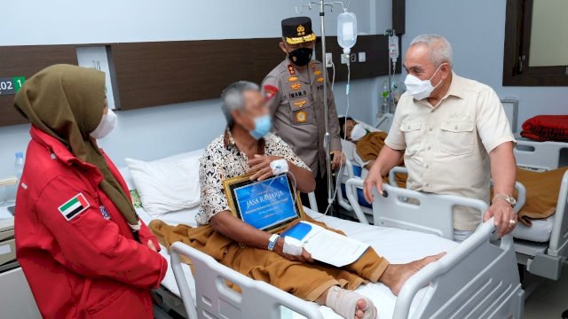 Didampingi Kapolda Kaltim Irjen Pol Imam Sugianto, Gubernur Isran Noor mengunjungi Korban Tabrakan di Rumah Sakit Umum Kanujoso Djatiwibowo Kota Balikpapan, Sabtu (22/01/2022).