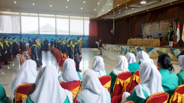 Wisudawan Angkatan XX Akper Sawerigading