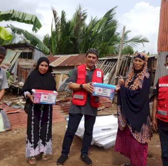 Bentuk Komitmen, PMI Makassar Kembali Salurkan Bantuan ke Warga Korban Angin Puting Beliung di Tallo