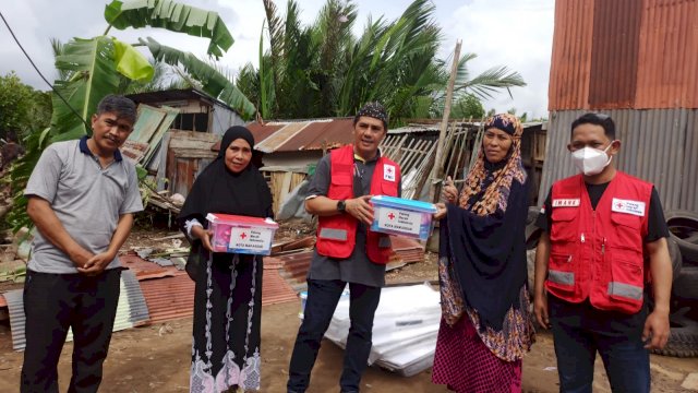 Ketua PMI Kota Makassar Syamsu Rizal (Deng Ical), menyerahkan bantuan kepada warga terdampak Angin Puting Beliung di Kecamatan Tallo Kota Makassar, Sabtu (22/01/2022).