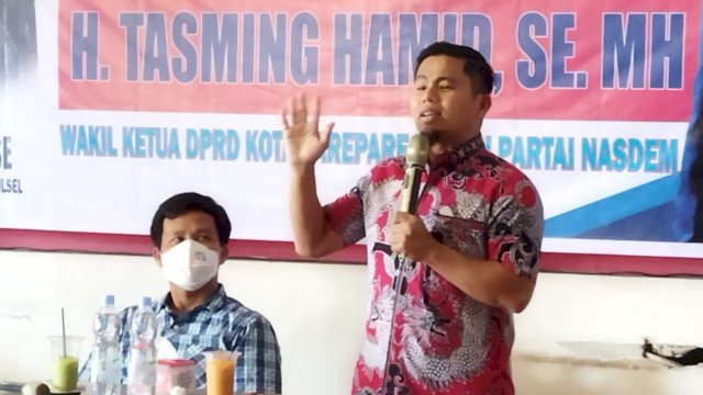 Wakil Ketua DPRD Kota Parepare Tasming Hamid, memberikan sambutan saat menggelar Serap Aspirasi di Cafe Bugis, Minggu (23/01/2022).