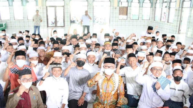 Bupati Luwu Timur, Budiman, bersama para Santri di Ponfok Pesantren Lauwo, Kecamatan Burau, Minggub(23/01/2022).