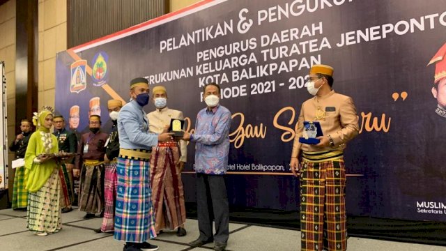 Wakil Bupati Jeneponto Paris Yasir, menerima Cendera Mata dari Pemerintah Kota Balikpapan saat menghadiri Pelantikan Kerukunan Keluarga Turatea (KKT) Balikpapan, Minggu (23/01/2022).