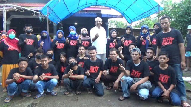 Ahmad Daeng Tonang bersama warga usai mendeklarasikan diri sebagai Calon Bupati Takalar, Minggu (23/01/2022).