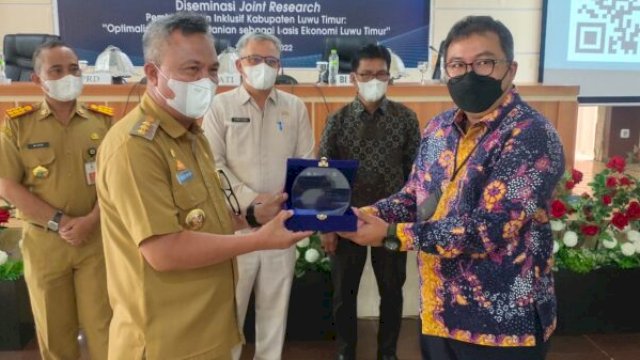 Bupati Luwu Timur menerima hasil riset dari BI dan Unhas, Senin (24/1/2022).