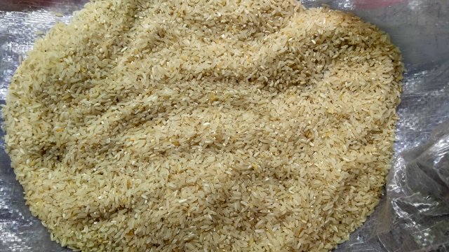  Beras kuning bantuan BPNT yang disalurkan ke masyarakat penerima di Desa Bonto Nyeleng, Bulukumba/ Arnas Amdas