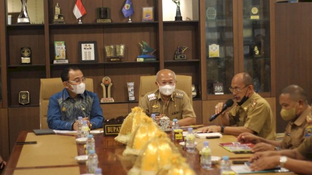 Bupati Jeneponto Iksan Iskandar, mwnerima Kepala Kantor Wilayah (Kakanwil) Direkrorat Jenderal Perbendaharaan (DJPb) Sulsel Syaiful, S.E., Ak.,M.M. di Ruang Rapat Bupati Jeneponto, Senin (24/01/2022).