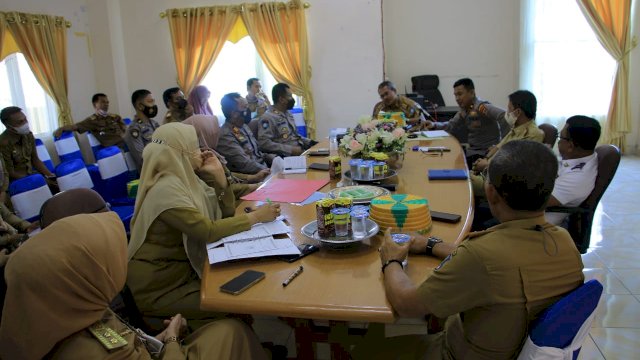 Rapat Koordinasi Jajaran Polres dan Pemkab Bulukumba membahas pencanangan Vaksinasi anak usia 6-11 Tahun di SD 24 Salemba, Kelurahan Loka, Kecamatan Ujungbulu, Selasa (25/01/2022).