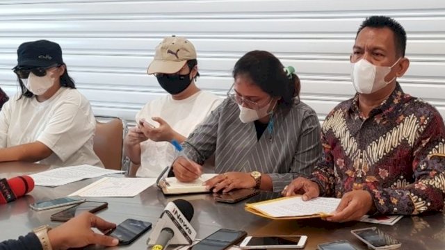 Keluarga Korban saat melakukan Konferensi Pers di Rumah Duka Grand Heaven Pluit Jakarta Utara, Senin (24/01/2022).