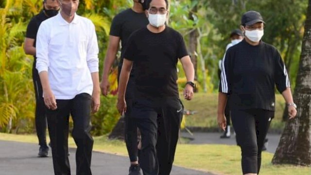 Presiden Jokowi didampingi sejumlah Menteri berolahraga mengelilingi area The Sanchaya Resort Bintan, Kabupaten Bintan, Riau, Selasa (25/01/2022) pagi.