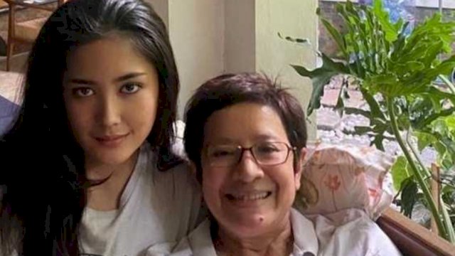 Aktris dan politisi Nurul Arifin bersama putrinya, Maura Magnalia Madyaratri semasa hidup.