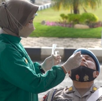 Ratusan Personil Polda Jateng Jalani Swab, Antisipasi Penyebaran Omicron