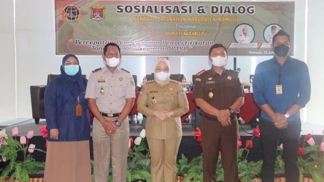 Bupati Mamuju Hj. Sitti Sutinah Suhardi menghadiri acara Sosialisasi dan Dialog Percepatan Pelaksanaan Kegiatan Persertipikatan Tanah Melalui Kegiatan Pendataan Tanah Sistematis Lengkap yang diselenggarakan oleh Badan Pertanahan Nasional Kabupaten Mamuju