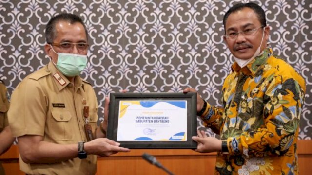 Kakanwil Pembendaharaan Kementerian Keuangan Indonesia memberikan piagam penghargaan ke kabupaten Bantaeng yang diwakili Sekda, Selasa (25/1/2022). [Istimewa]