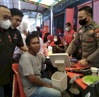 Ratusan Orang Hadiri Vaksinasi dan Sunatan Massal PDIP Polman