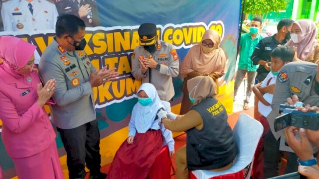 Putri Kapolres Bulukumba ikut vaksin pada pencanangan vaksinasi siswa SD di Bulukumba oleh Kapolda Sulsel, Selasa (25/1/2022).