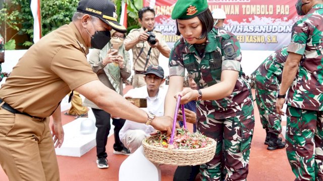 Wakil Bupati Gowa Abd. Rauf Malaganni, saat melakukan tabur bunga disalah satu makam pahlawan sebagai rangkaian peresmian TMP Bumi Indah, di Kecamatan Tombolopao, Selasa (25/01/2022). (Istimewa)
